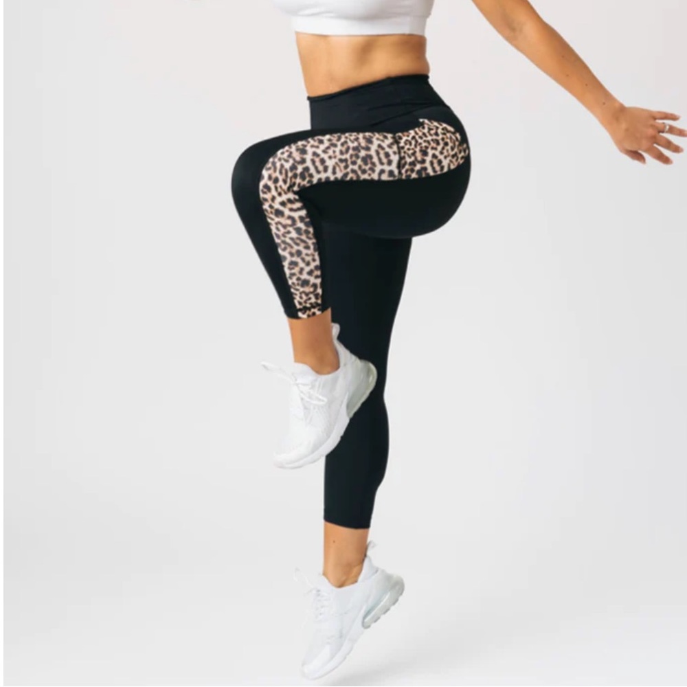 ZYIA Leopard Crop Leggings